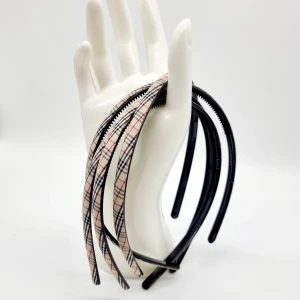 Hårband - Snyggt  Burberry falsk hårband. Material-plast. 1st-20kr,2st-30kr,3st-40kr
