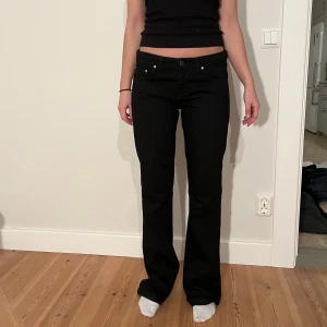 Lågmidjade långa jeans!  - Snygga vintage jeans!💕  Midjemått( rätt över): 41 Inerbenslängd: 88cm!!   Modellen på bilden är 170cm( men skulle någ passa någon som är ca 180)   Köp gärna via ”KÖP NU”💖 Skriv ifall ni har några frågor eller funderingar // perfectjeans🫶