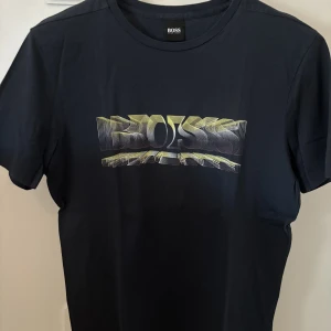 Hugo Boss T-shirt  - Använd ett fåtal gånger, säljer då den är inte passar längre. Skick 9/10