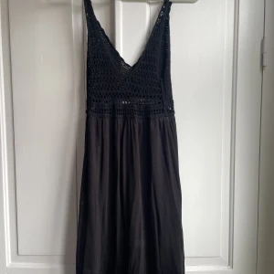 Fin klänning 💕 - Söt klänning med ”virkad” överdel 💗 helt perfekt skick 