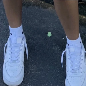 Air force 1 - Jätte fräscha air force som jag endast haft ett par gånger. Rensar garderoben så valde att sälja de. Detta är en lånad bild vid intresse kan jag skicka egna. Köpta för 1100. Kom upp med förslag och buda. (Skulle nog säga mina är renare än på denna bild) 