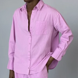 oversized skjorta - Helt oanvänd skjorta i rosa linnetyg🩷nypris 349kr, helt slutsåld på NA-KD hemsida. Säljer för 100kr. Köp via ”köp nu”🩷