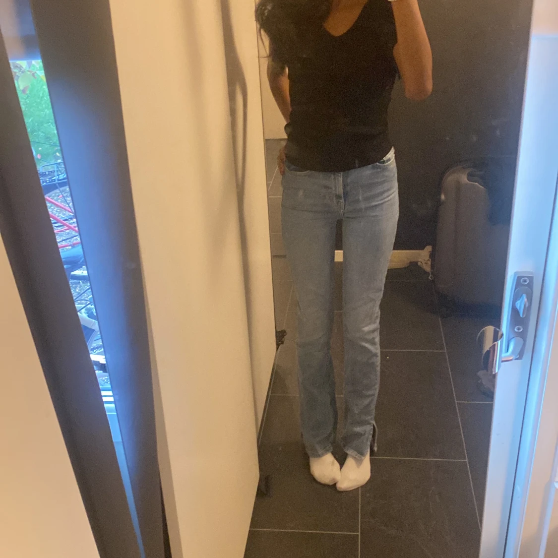 Ljusblåa jeans med slit💋