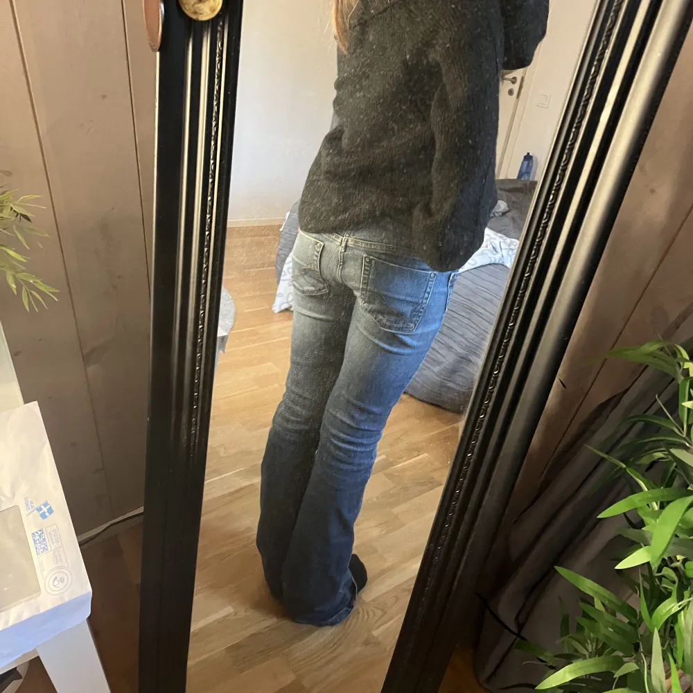 jätte fina unika jeans från only❤️ tryck görna köp nu! dom är lågmidjade ❤️ storlek 27/32 skulle jag gissa eller 34❤️. Jeans & Byxor.