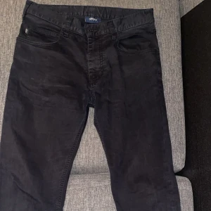 EA7 JEANS - Svarta EA7 jeans som passar med allt, säljer dessa då dom inte går till användning. Skick på byxor 9/10 Nypris 1200 kr, säljes för 500kr Passar för någon med längden 165-170 cm