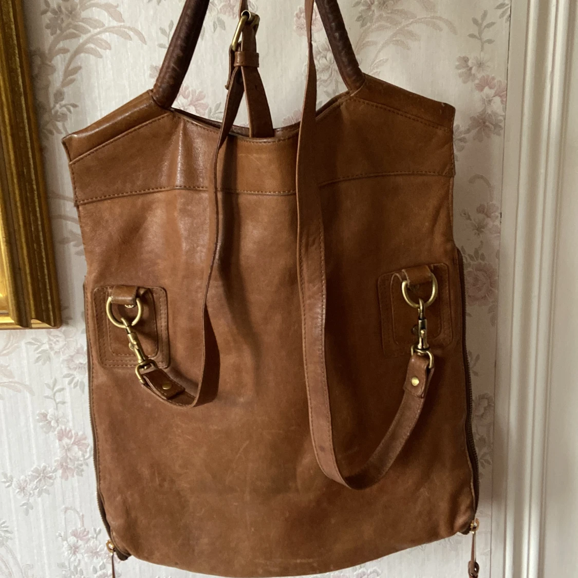 Skinnväska brun stor som en kasse med axelrem 