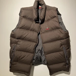 Brun Pufferväst - Säljer en brun pufferväst som är så gott som ny. Märket är Mckinley. Står Xl men är oversize på mig som är S så beror helt på hur man vill att den ska sitta😊