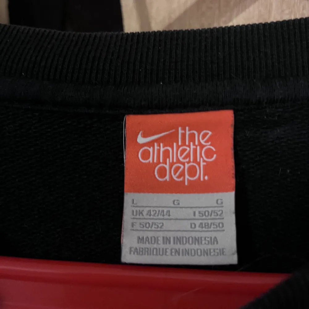 Vintage Nike tröja med broderad Swooshlogga, fint skick. Storlek L, sitter som en snyggt boxy M. Pris kan diskuteras vid snabb affär :). Hoodies.