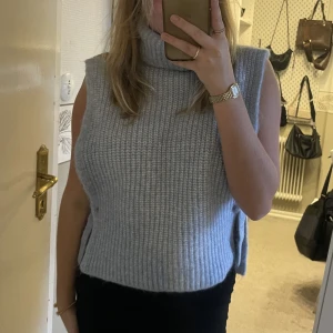 Stickad väst  - Stickad blå väst i väldigt fint skick och väldigt mysig. Inte stickig i materialet och en väldigt fin färg.