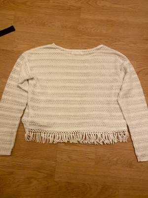 Långärmad tröja - En vit genomskinlig tröja. Inga skador eller fläckar. Kan skicka bilder med tröjan på 💗