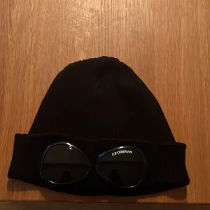 CP company mössa - Säljer min otroligt fina CP COMPANY mössa. Mössan är i ett otroligt fint skick. Pris kan diskuteras.  Hör av er vid frågor!