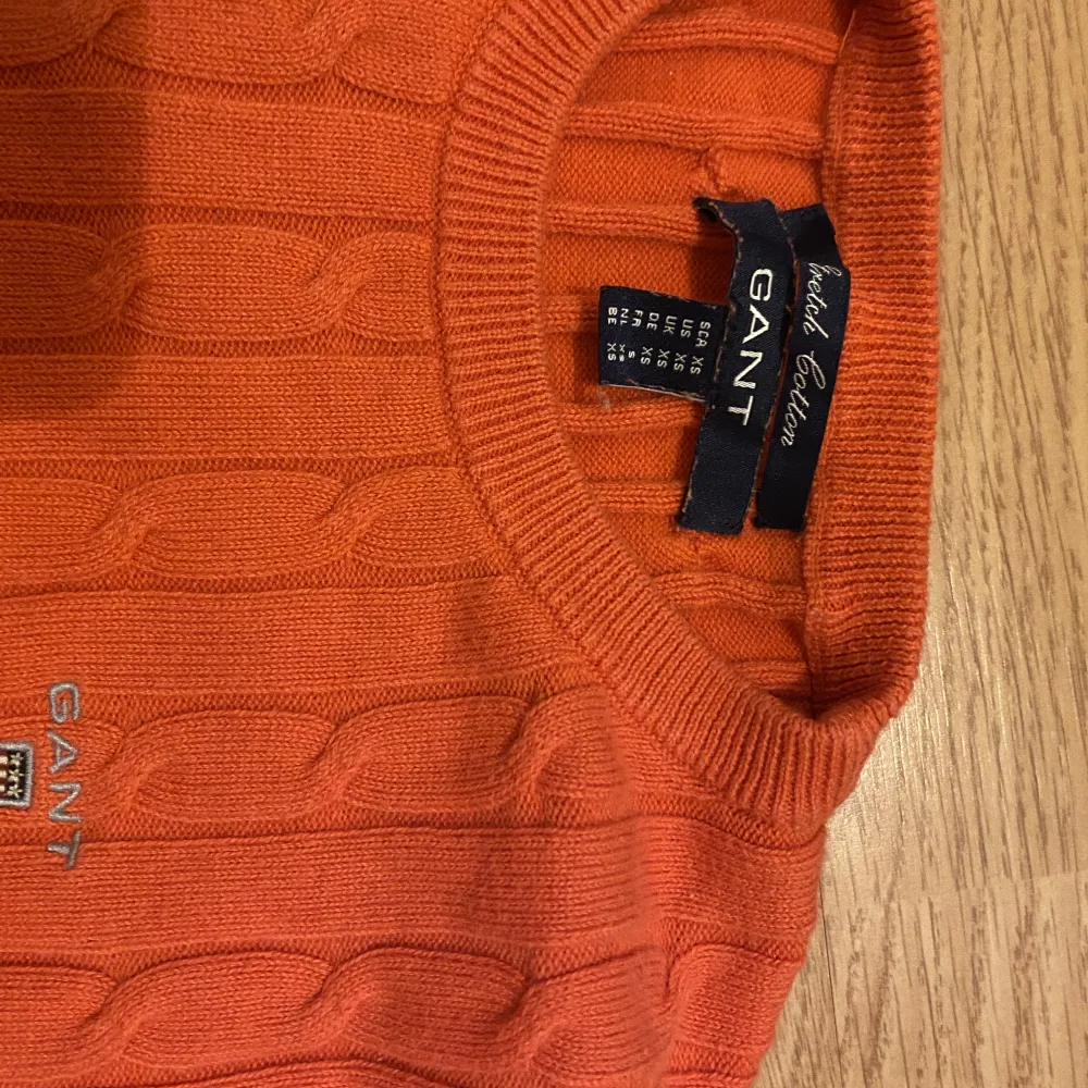 En orange gant tröja. Ser lång ut på bilden. Passar s. Kan skicka bilder med tröjan på 💗. Tröjor & Koftor.