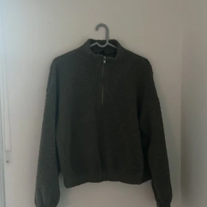 Ulltröja  - Jag ska nu sälja min favorit tröja. En stickad lurvig tröja från gina tricot. Tröjan är i storlek XL men är väldigt liten i storlek så den passar till M 