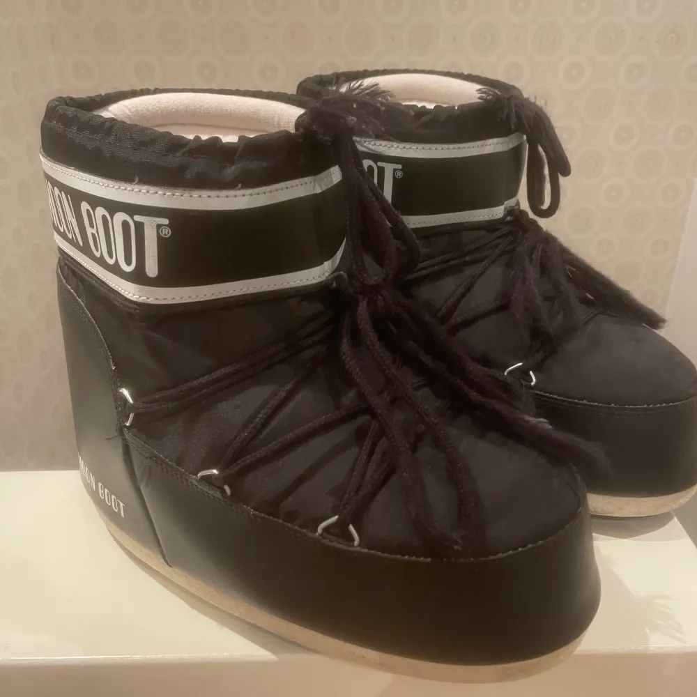 Säljer dessa moon boots som är i storlek 42. Dom är knappt använda och är väldigt sköna.. Skor.