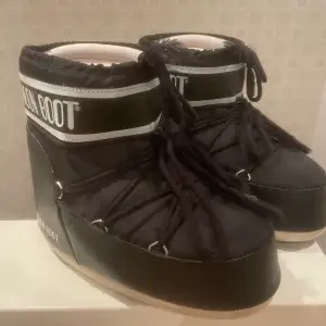 Säljer dessa moon boots som är i storlek 42. Dom är knappt använda och är väldigt sköna.