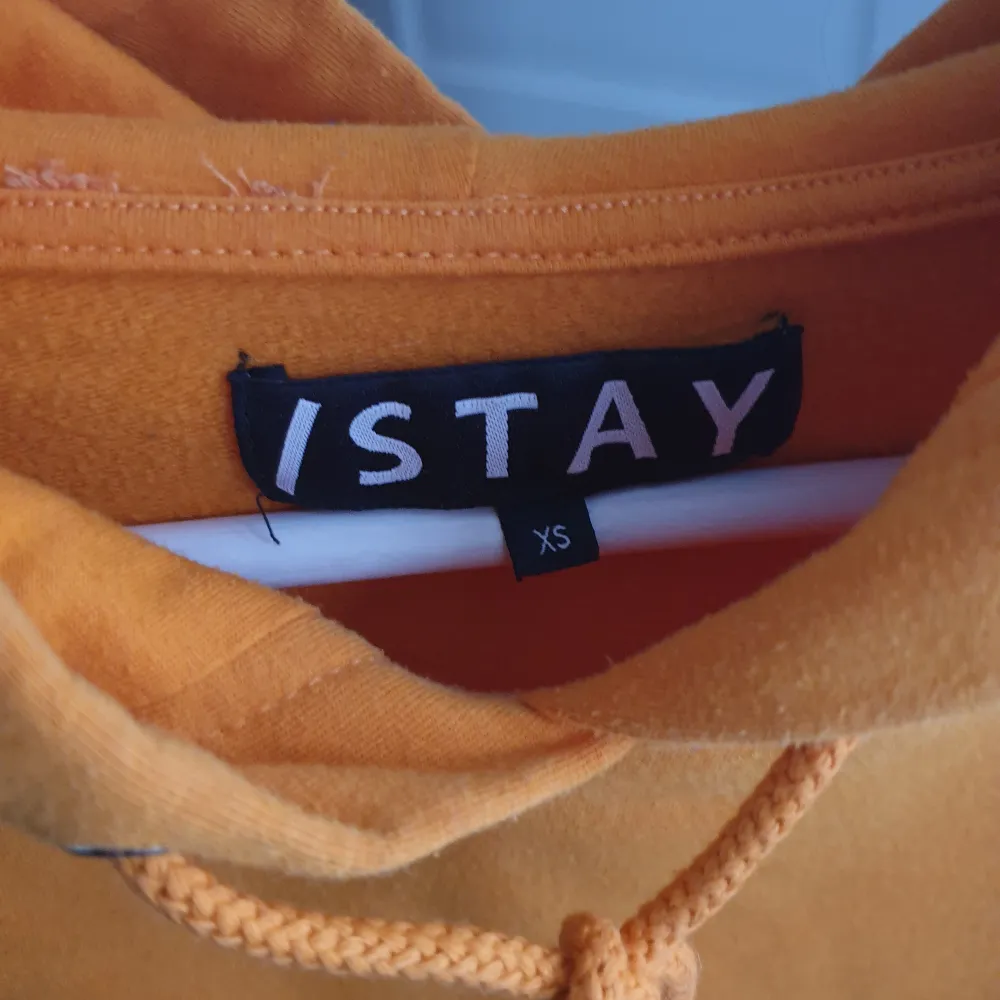Orange hoodie från märket STAY. Sparsamt använd, fint skick. Plagget tvättas och rollas innan jag fraktar iväg 📦 Går med på billigare paketpris vid köp av flera plagg.. Hoodies.