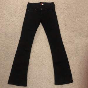 Ett par jättefina svarta lågmidjade, flared jeans. Säljer pågrund av att dem inte kommer till användning.  Pris: 100kr + frakt (74kr)