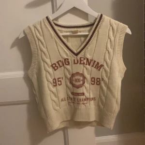 Stickad Vest - Cool stickad vest från Urban Outfitters. Säljer då den inte kommer till användning