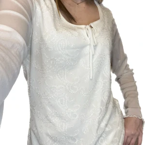 Blus - Snygg blus men fina detaljer! Säljer då den är för stor, 💸använd gärna köp nu funktionen Swish funkar självklart också💸besvarar gärna frågor om plagget🥰