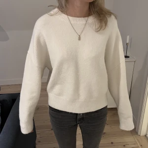 Vit stickad tröja  - Säljer nu denna snygga stickade tröja 