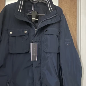 Tommy Hilfiger jacka  - Säljer min snygga Tommy hilfiger jacka aldrig använt den då prislappen är kvar priset går att diskutera vid snabb affär St M 