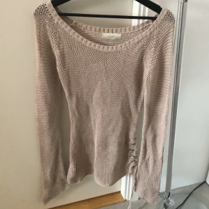 Stickad tröja - Supersnygg stickad tröja! Har utsvängda armar och ett knyte på sidan! 