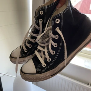 Svarta converse  - Säljer mina svarta converse chuck taylor all star då de blivit för små. Använt skick och i storlek 39. Pris kan diskuteras och jag lägger upp igen för fri frakt🤍