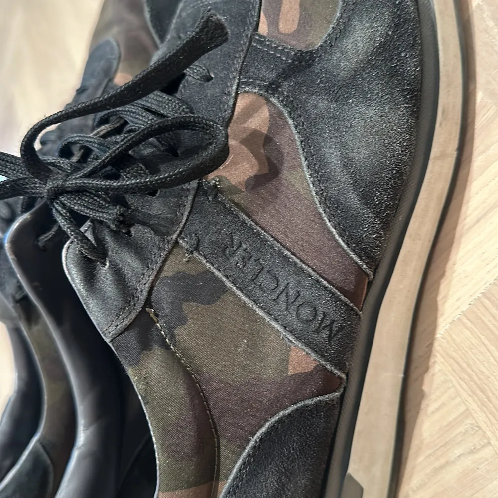 Kamouflage sneakers från Moncler. Läder, mocka och nylon.   Väl använda och slitna. . Skor.