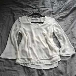 Helt ny vit blus  - En helt ny blus från kappahl (bara testad) det är dom bilderna som visas i anonsen som finns❤️