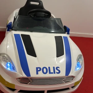 Barn bil - Hej den är en polis bil den fungerar jätte bra inget är sönder den har en belte som barnen kan sitta i dörren den  öppnas och det fungerar från 2-6 år gammal vi har använt den några gånger den kan göra ljud asså den har musik och lappar fungerar.