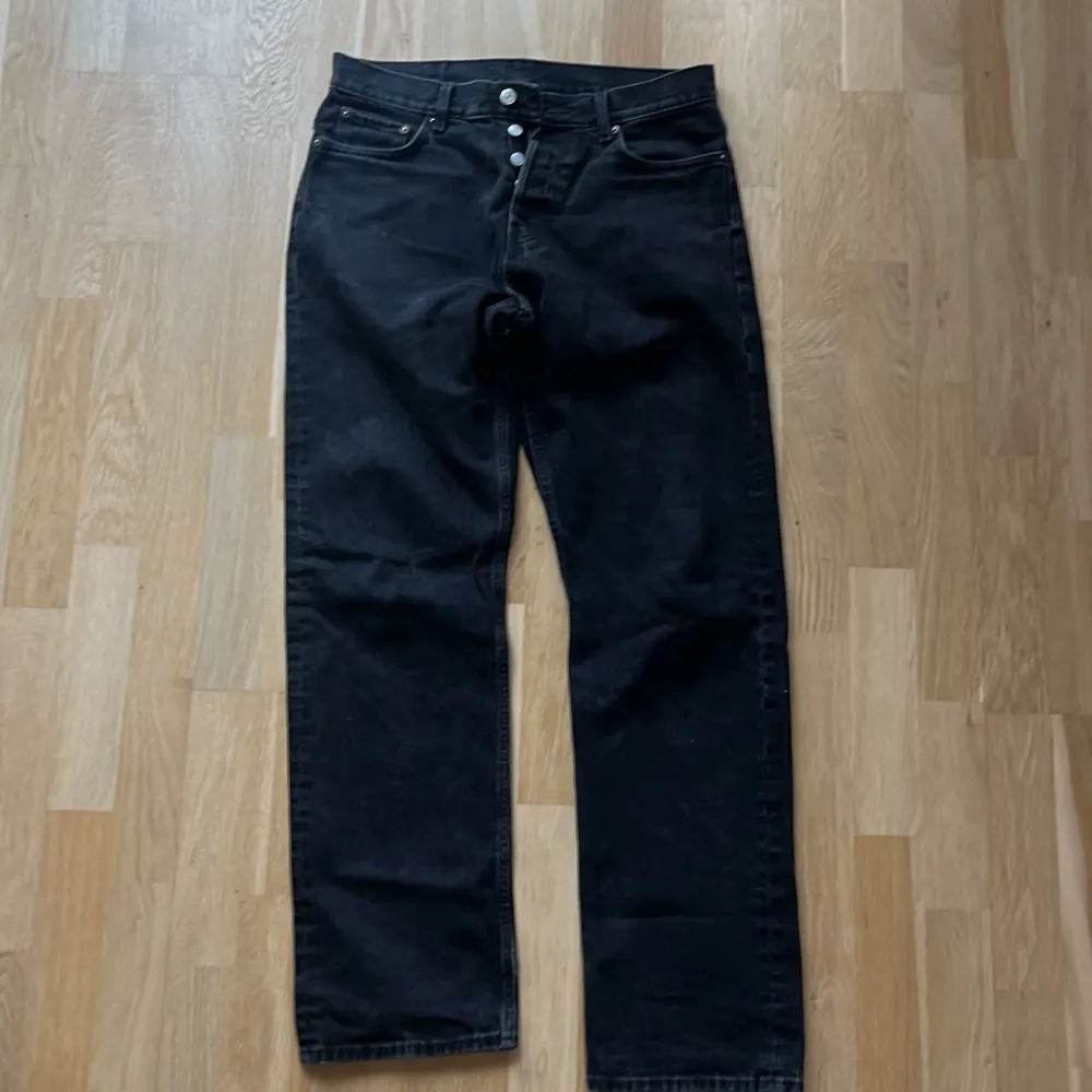 Svarta nästan oanvända space jeans från Weekday. 200kr. Jeans & Byxor.
