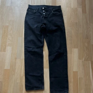 Weekday space jeans strl. 29/32 - Svarta nästan oanvända space jeans från Weekday. 200kr