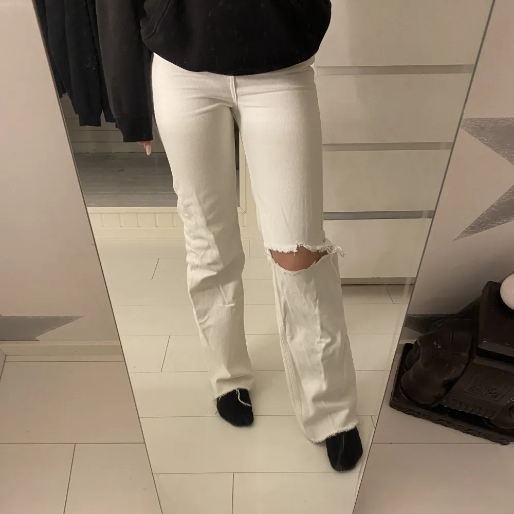 Säljer nu mina skit fina jeans ifrån bull&bear i storlek 32, inga täcken på användning så inga hål eller fläckar🫶🏻🫶🏻sitter så fint på och framhäver kroppen❣️🫶🏻säljer för 200+frakt kom privat för mer. Jeans & Byxor.