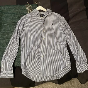 Ralph Lauren skjorta  - Fint skick. Storlek medium. Slim fit. Finns på söder.