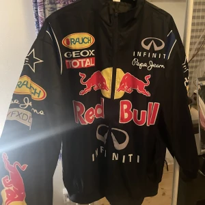 Redbull jacka - Säljer nu min redbull bomberjacka, den är ganska tunn. Men helt ny & oanvänd, endast provad inomhus!  Storlek S oversize 