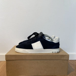 Valentino flycrew marinblå  - Säljer nu dessa Valentino Flycrew, Storlek 41, Inget OG, 8/10 alla studs, 4000kr! Tveka inte på att höra av dig vid eventuella frågor