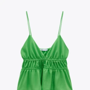 Grön topp från zara - Populär topp från zara. Ena bandet har gått av men har sytt fast det igen så det sitter fast och det syns inte alls när man har på sig det. Köparen står för frakten.