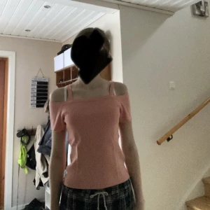 Rosa off shoulder tröja - En ribbad peach off shoulder tröja med band från h&m💕Använd ca 3 gånger och är felfri. Strl. 170 men passar lika bra som XS.