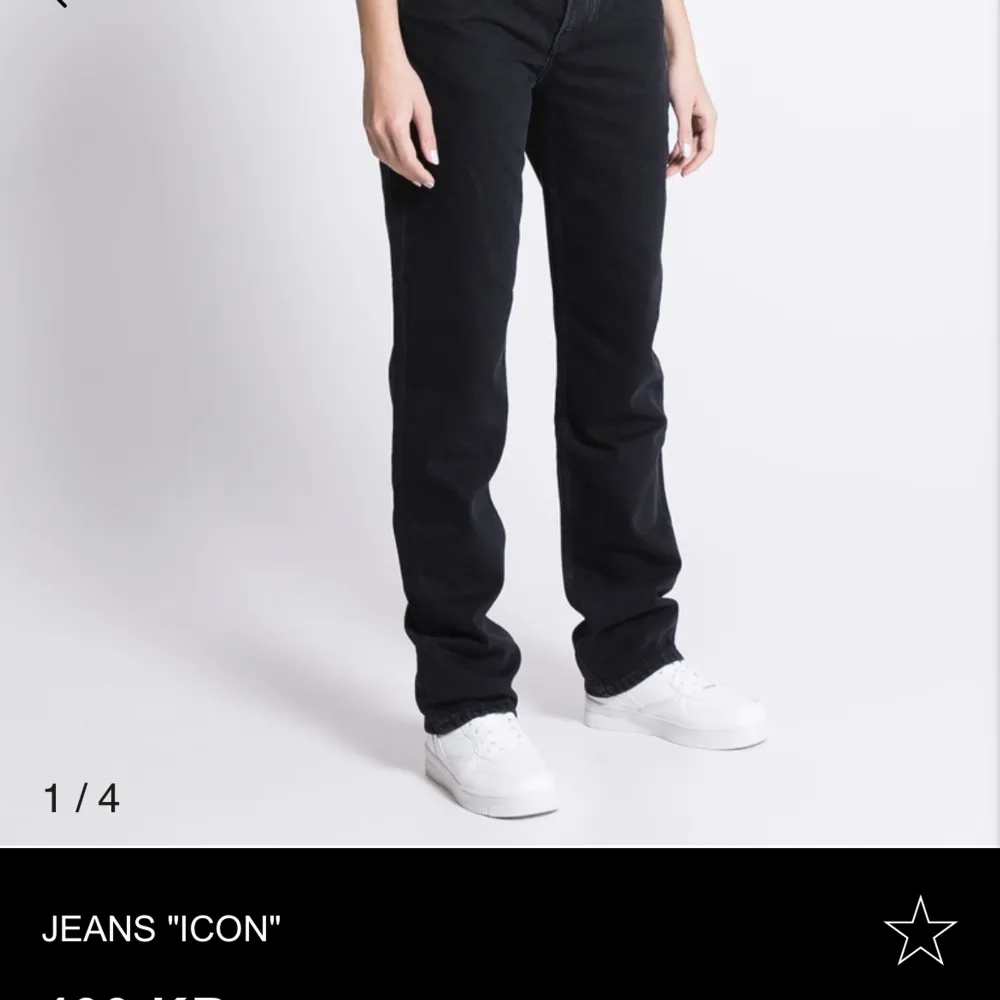 Säljer dessa lågmidjade jeans  ifrån lager 157 i storlek Xs, använt få tal gånger, skriv för fler bilder💗nytt pris 400kr. Jeans & Byxor.