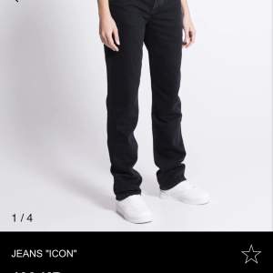 Säljer dessa lågmidjade jeans  ifrån lager 157 i storlek Xs, använt få tal gånger, skriv för fler bilder💗nytt pris 400kr