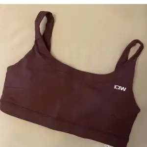 Heter Nimble Sports bra burgundy på hemsidan. Aldrig använd bara testad men har tyvärr tappat bort padsen/inläggen till den. Nypris 449kr