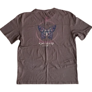 Brun T-Shirt - Brun T-Shirt med tryck, storlek XL i bra skick. Ställ gärna frågor!😊