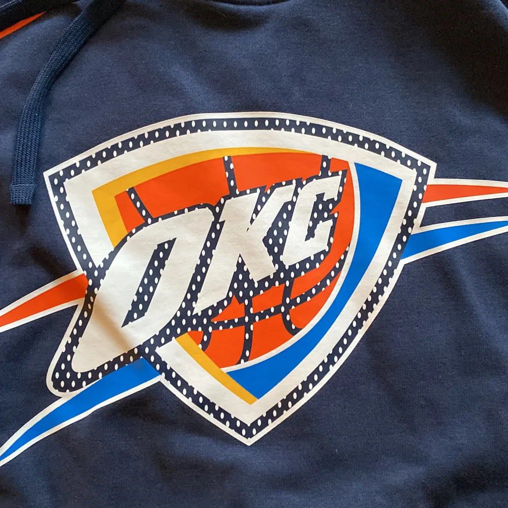 Nike hoodie med Oklahoma City tryck, bra skick. Tröjan är i Small och är ganska liten i storleken.. Hoodies.