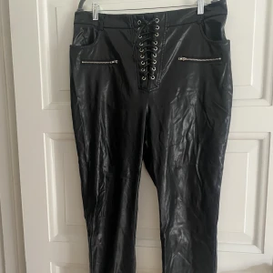 Skinnbyxor med silverdetaljer - Ett par byxor i skinnimitation ifrån boohoo i storlek 44