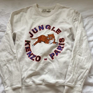 Vit Jungle Kenzo-Paris sweatshirt 🤍 - Tröjan är i jättefint skick och nästan aldrig använd. Orginalpris är 500kr, pris kan diskuteras 💕