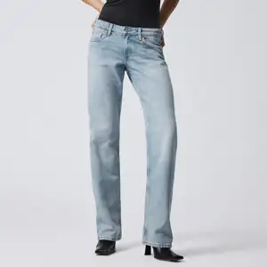 Säljer dessa lågmidjade jeans från weekday i modellen arrow low💕nypris: 590kr