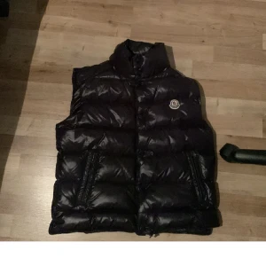 Moncler väst - en varm och snygg moncler väst i storlek 1( xs ) har blivit för liten för mig då jag säljer den billigt, tyvärr inget kvitto men äktehetsbevis finns, byten är intressanta, hör av er för minsta lilla fundering!😆