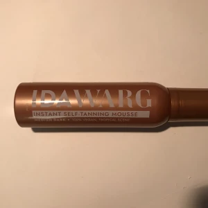 Ida Warg Instant Self-Tanning Mousse - I färgen medium dark. Helt vegansk. Tropisk lukt. 150 ml.  Köpte denna för att pröva bus men sedan blev det aldrig av och den har bara legat.