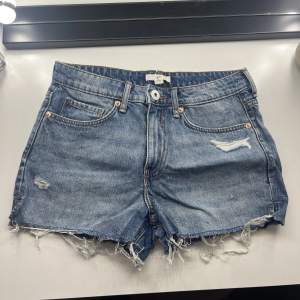 Snygga jeansshorts från H&M, endast använda fåtal gånger eftersom de var för tighta på mig 💖