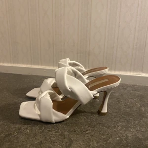 vita klackar  - storlek 40 oanvända 